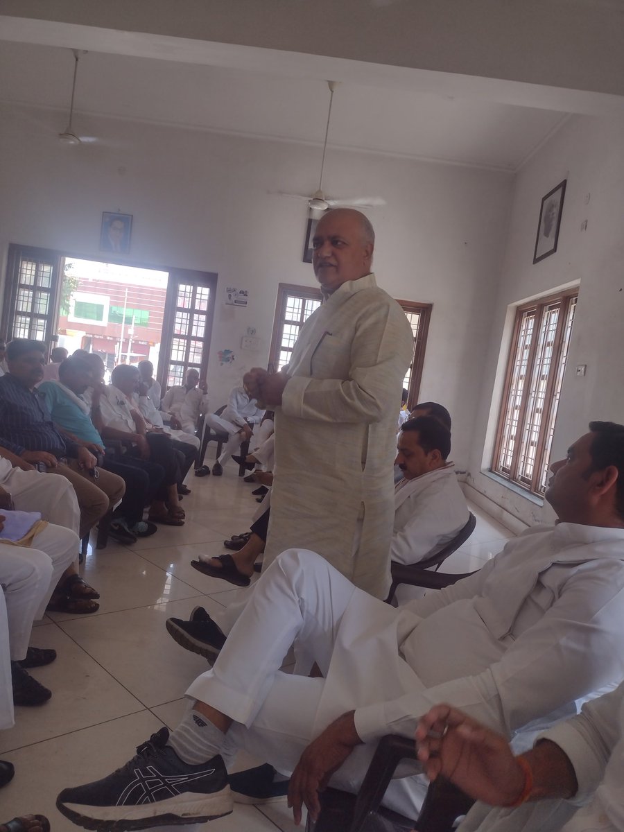 BableTomar's tweet photo. #युवा_पंचायत 
#RLD अध्यक्ष माननीय चौधरी जयंत सिंह जी की जनता वैदिक कॉलेज बडौत में 17-7-22 को होने वालीं युवा पंचायत की तैयारी के लिए बडौत पार्टी कार्यालय पर मीटिंग में उपस्थित रहे https://t.co/7Ze96SmbWN