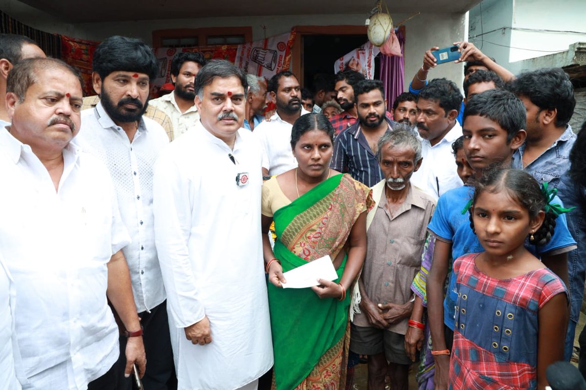 JanaSenaParty's tweet photo. ప్రజా సమస్యలపై సర్కారు నుంచి కనీస స్పందన కరవు

నీలాద్రిరావుపేటలో క్రియాశీలక సభ్యుడి కుటుంబాన్ని పరామర్శించి.. రూ.5 లక్షల చెక్కు అందించినశ్రీ నాదెండ్ల మనోహర్ గారు https://t.co/AWc8uwlI5Q