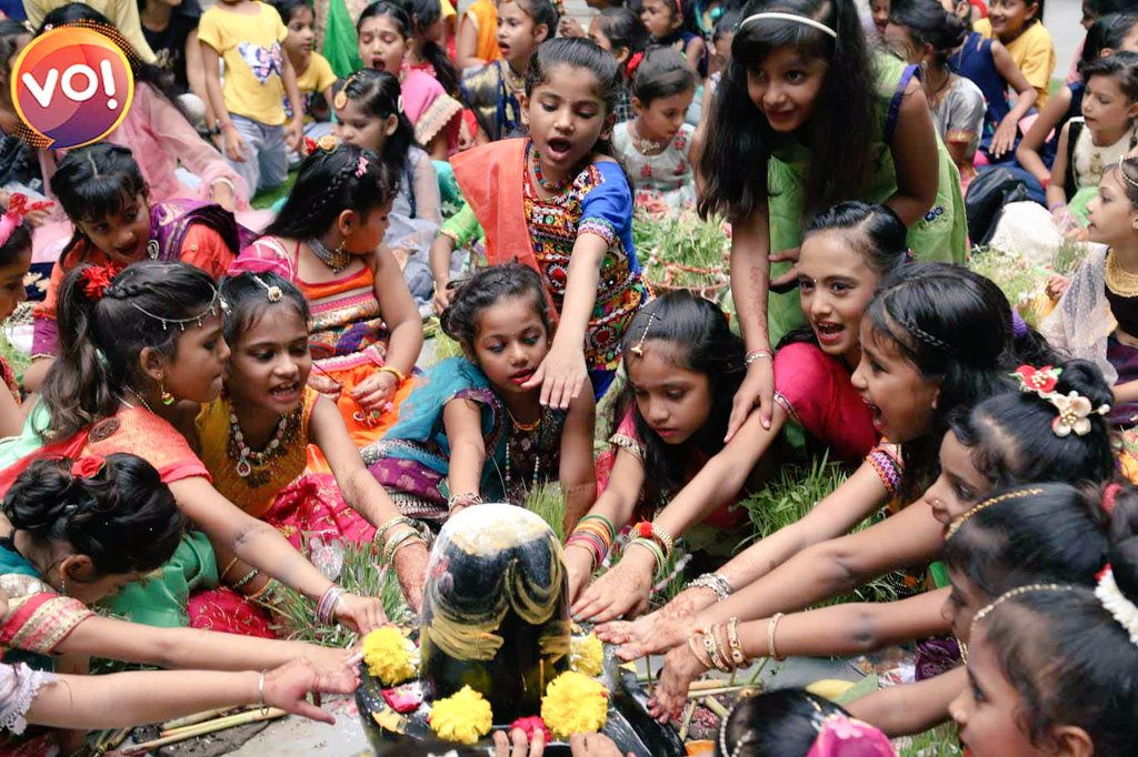 vibesofindia_'s tweet photo. 📸 Girls participating in Gauri Vrat Pooja. 

Gauri vrat is a five-day-long festival celebrated mainly by unmarried women from #Gujarat. 

The festivities begin on Ashadha Ekadashi Tithi &amp; conclude on the Purnima Tithi. 

#GauriVrat #VibesofIndia 
Pic Credit: @Hanifsindhi20 https://t.co/oVmGvzv2Vh