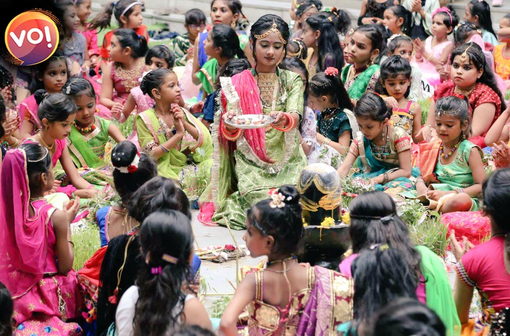 vibesofindia_'s tweet photo. 📸 Girls participating in Gauri Vrat Pooja. 

Gauri vrat is a five-day-long festival celebrated mainly by unmarried women from #Gujarat. 

The festivities begin on Ashadha Ekadashi Tithi &amp; conclude on the Purnima Tithi. 

#GauriVrat #VibesofIndia 
Pic Credit: @Hanifsindhi20 https://t.co/oVmGvzv2Vh