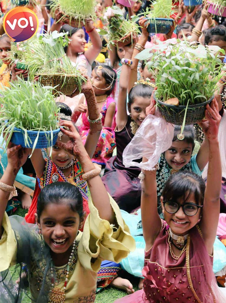vibesofindia_'s tweet photo. 📸 Girls participating in Gauri Vrat Pooja. 

Gauri vrat is a five-day-long festival celebrated mainly by unmarried women from #Gujarat. 

The festivities begin on Ashadha Ekadashi Tithi &amp; conclude on the Purnima Tithi. 

#GauriVrat #VibesofIndia 
Pic Credit: @Hanifsindhi20 https://t.co/oVmGvzv2Vh