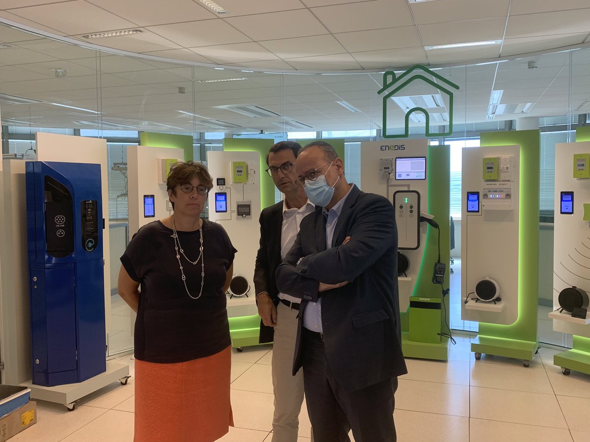 En direct du #Linky Lab à Nanterre ! Des équipes engagées pour développer tout le potentiel du compteur communicant au service de la transition #écologique, grâce à la data, notamment pour développer et piloter les #EnR et la #mobilitéélectrique.
