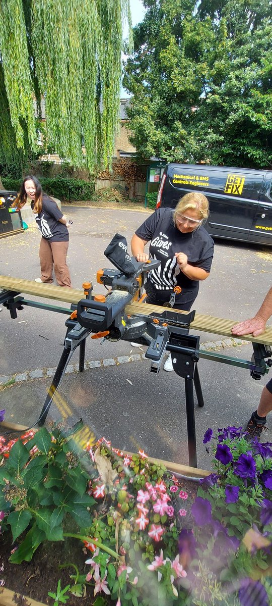 NPBigLocal's tweet photo. Thank you to the 5 fantastic volunteers from @ZebraEMEA @ZebraTechnology who joined us today and helped us make another planter to be used for herb growing in the community #GlobalWeekOfService https://t.co/y8U921PwKL