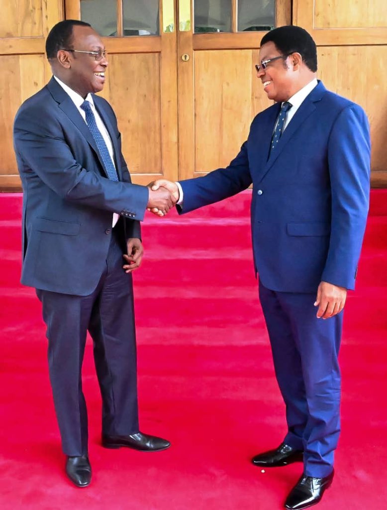 Royaltv_plus's tweet photo. Mwenyekiti wa Chama Taifa Mhe. @freemanmbowetz amekutana na kufanya mazungumzo na
Waziri Mkuu Mhe. Kassim Majaliwa leo  tarehe 13 Julai, 2022 kwenye Ofisi ndogo ya Waziri Mkuu Magogoni jijini Dar Es Salaam. https://t.co/NLlxBmYeWN