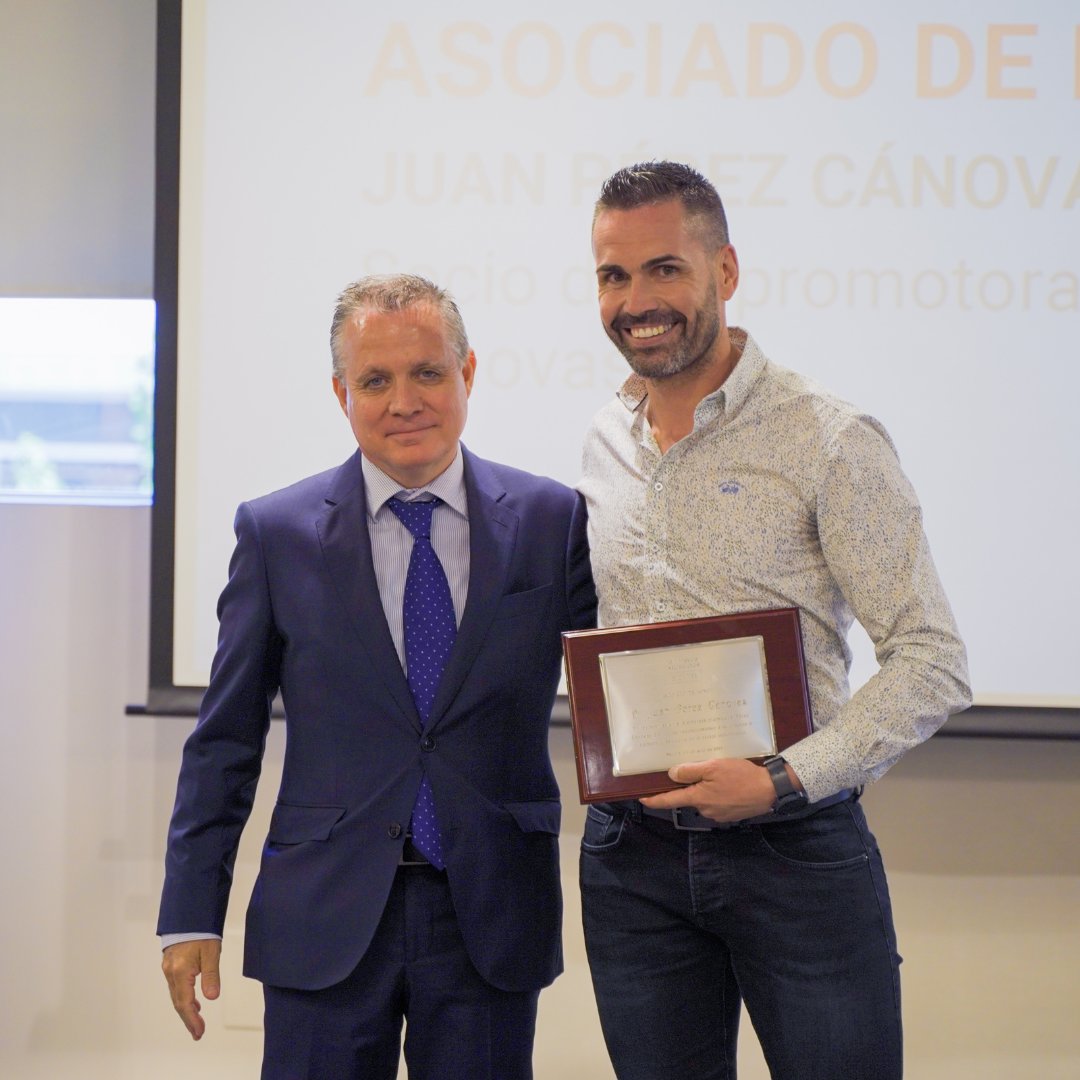 apirmmurcia's tweet photo. Le entregamos el galardón de asociado de honor a Juan Pérez Cánovas de @perezcanovas para reconocer la trayectoria profesional y dedicación ejemplar al sector inmobiliario. Recogió el premio en su nombre su hijo, actual administrador de Pérez Cánovas, @fperezmarcos https://t.co/LwYDnDyV3I