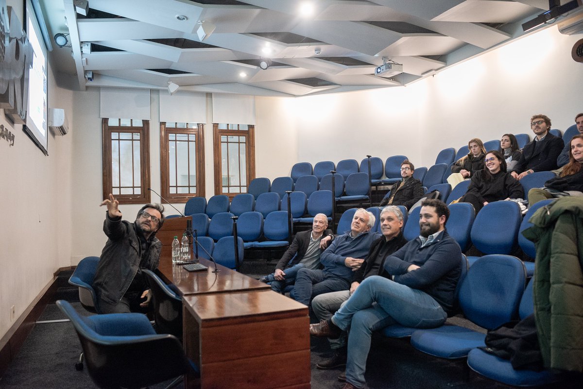 UniversidadORT's tweet photo. Ha participado en múltiples concursos y proyectos, de los cuales compartió algunos con el auditorio. 

“𝘌𝘭 𝘢𝘳𝘲𝘶𝘪𝘵𝘦𝘤𝘵𝘰 𝘦𝘴 𝘤𝘰𝘮𝘰 𝘶𝘯 𝘤𝘢𝘮𝘢𝘭𝘦ó𝘯, 𝘵𝘪𝘦𝘯𝘦 𝘲𝘶𝘦 𝘴𝘦𝘳 𝘧𝘭𝘦𝘹𝘪𝘣𝘭𝘦 𝘱𝘢𝘳𝘢 𝘦𝘯𝘤𝘰𝘯𝘵𝘳𝘢𝘳 𝘴𝘶 𝘭𝘶𝘨𝘢𝘳 𝘺 𝘴𝘶 𝘵𝘳𝘢𝘣𝘢𝘫𝘰”. https://t.co/93EvZHDDWR