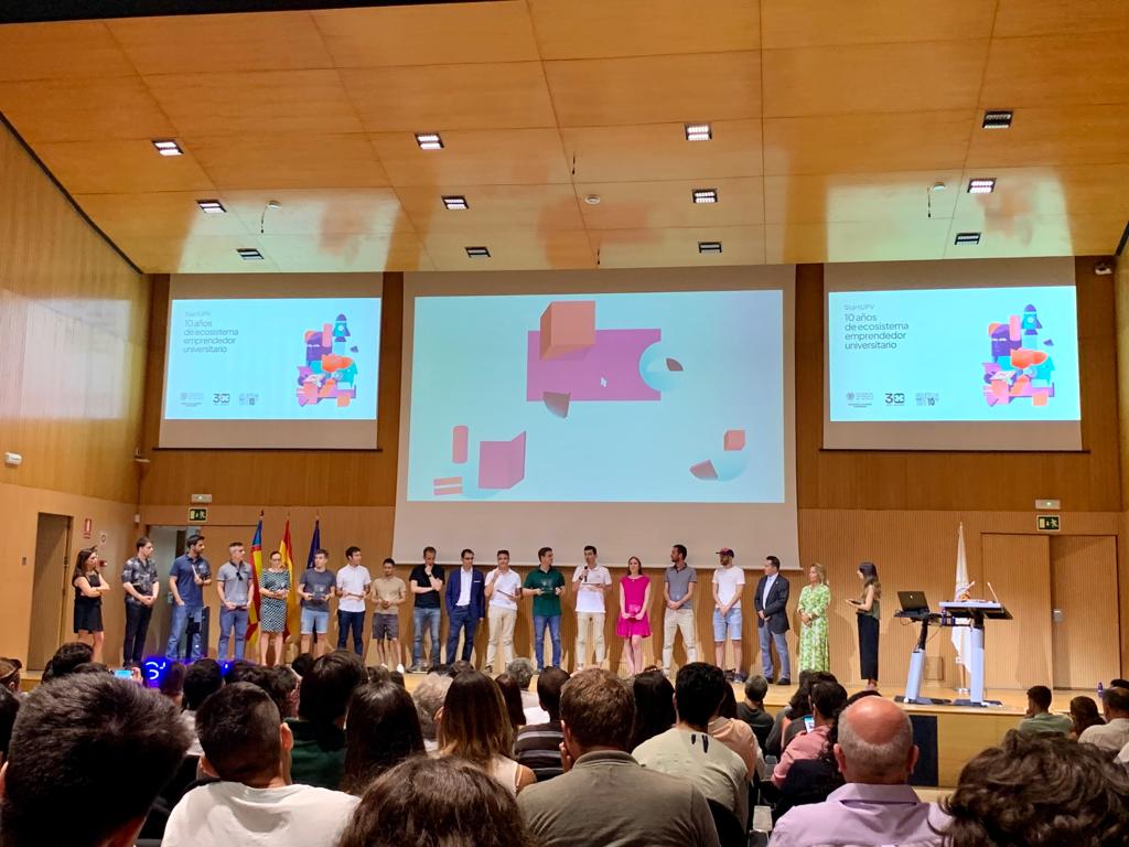 Startup_VLC's tweet photo. Durante la gala, @wearepatronus, @NelaBiodynamics y @uphintapp han pitcheado ante un jurado 🔝 que decidirá qué proyecto irá a #StageTwo en Berlín

Además, @JoseECapilla, @maesgomar y María Márquez 👥 han reconocido a algunas de las #startups que han pasado por su incubadora https://t.co/Cw2zKkR6Ua
