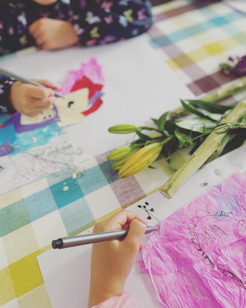 MissMuirArt's tweet image. Miss Muir’s home art class debut this morning 🤍 
Swapping the teens for the tots! Happy faces all round 🌻🌷#artclub #summerclub #teachingneverstops #collage #linedrawing