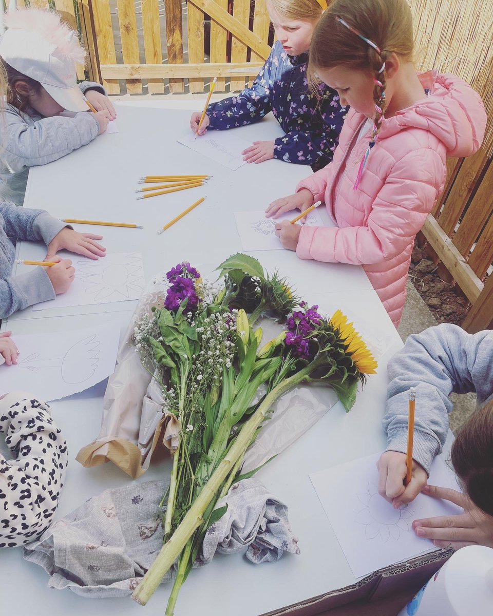 MissMuirArt's tweet image. Miss Muir’s home art class debut this morning 🤍 
Swapping the teens for the tots! Happy faces all round 🌻🌷#artclub #summerclub #teachingneverstops #collage #linedrawing