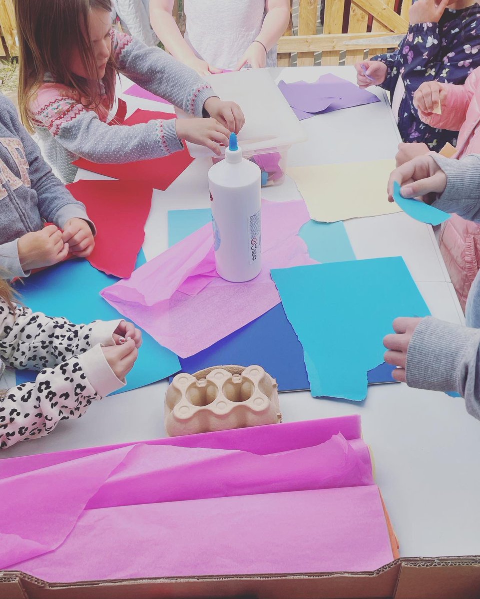 MissMuirArt's tweet image. Miss Muir’s home art class debut this morning 🤍 
Swapping the teens for the tots! Happy faces all round 🌻🌷#artclub #summerclub #teachingneverstops #collage #linedrawing