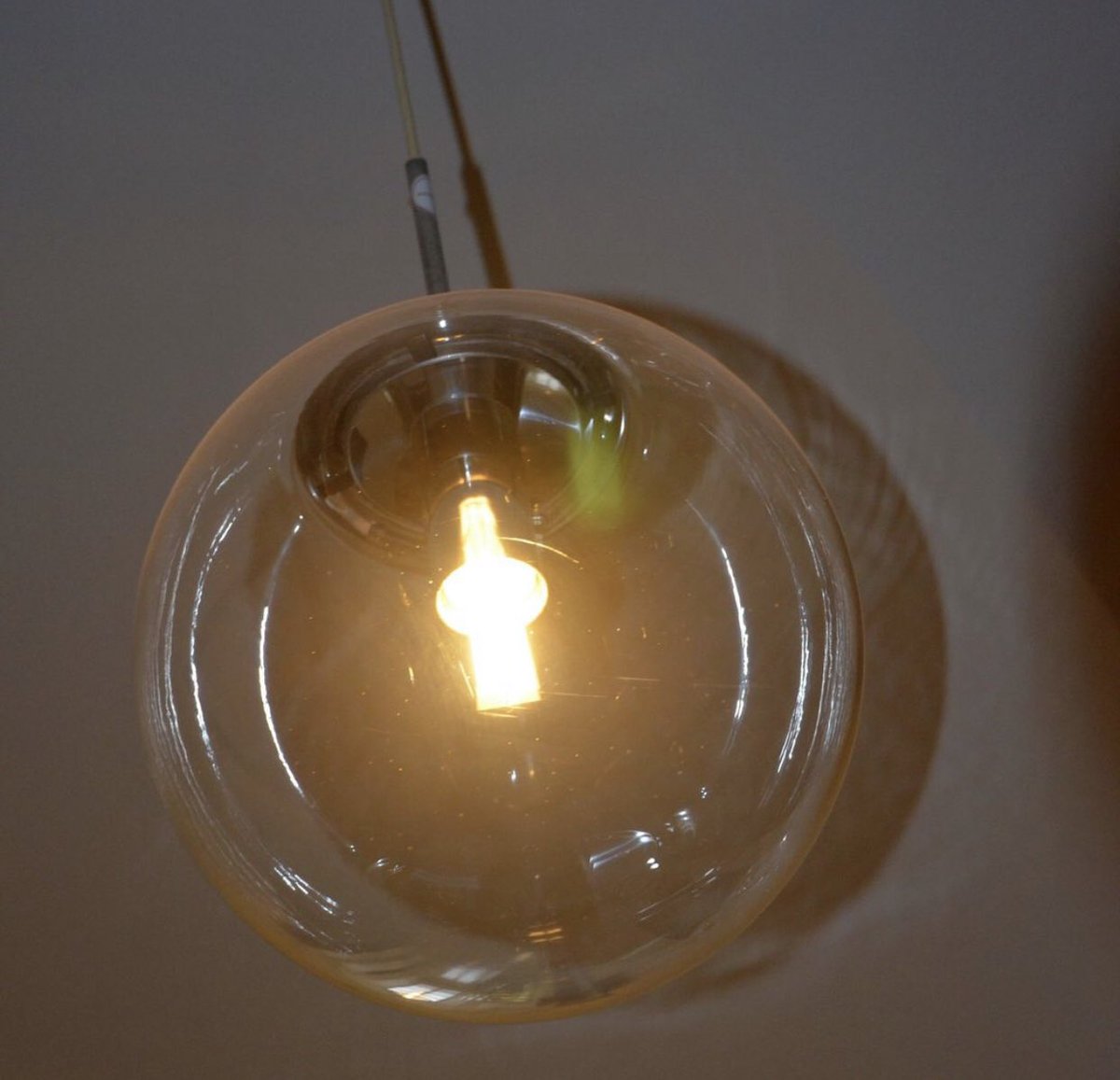 KeinRembrandt's tweet photo. Es werde Licht! Euch einen schönen #lampenmittwoch mit einem schicken Lampenschirm der 1920er Jahre aus dem #StadtmuseumWerne, der 70ies Lampe aus dem @HdS_Waiblingen, der klassischen Leuchtkugel aus dem #heimatmuseumgünzburg, der Laterne vorm @knopfmuseumschmoelln. 
#Museum https://t.co/uXSZzko7G8
