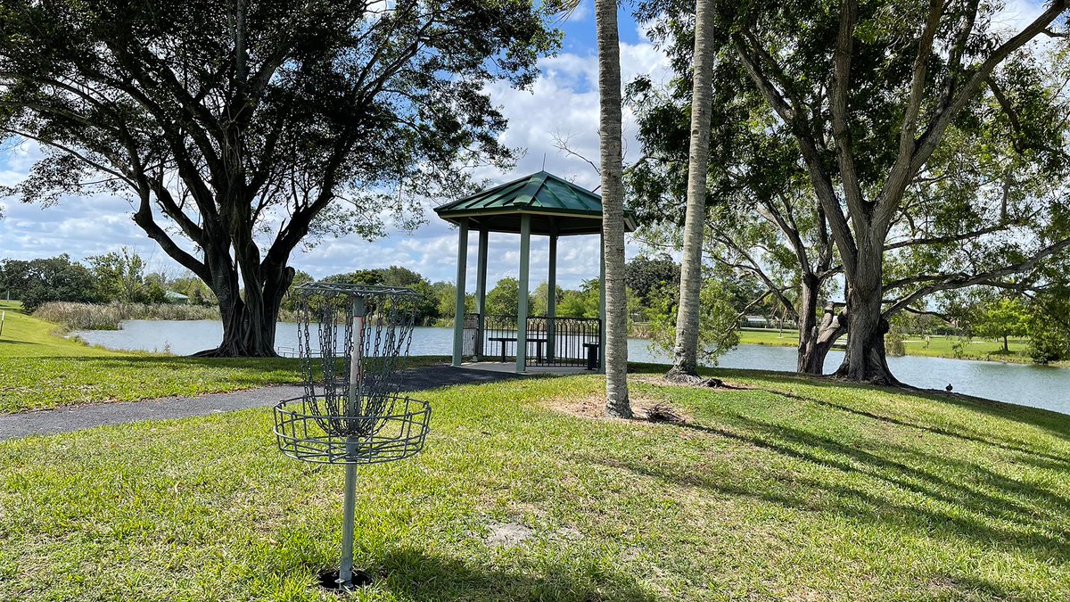 BrowardParks's tweet photo. Fore! Did you know @BrowardParks has disc golf courses at four, no, SIX parks? @BPiccaloPark, #EasterlinPark, @Markham_Park, #PlantationHeritage, @QuietWatersPark, and @TradewindsPark. Bring your own gear, but the courses are FREE. Map/score card at park office. 
#DiscGolf https://t.co/1Bf5L99CsD