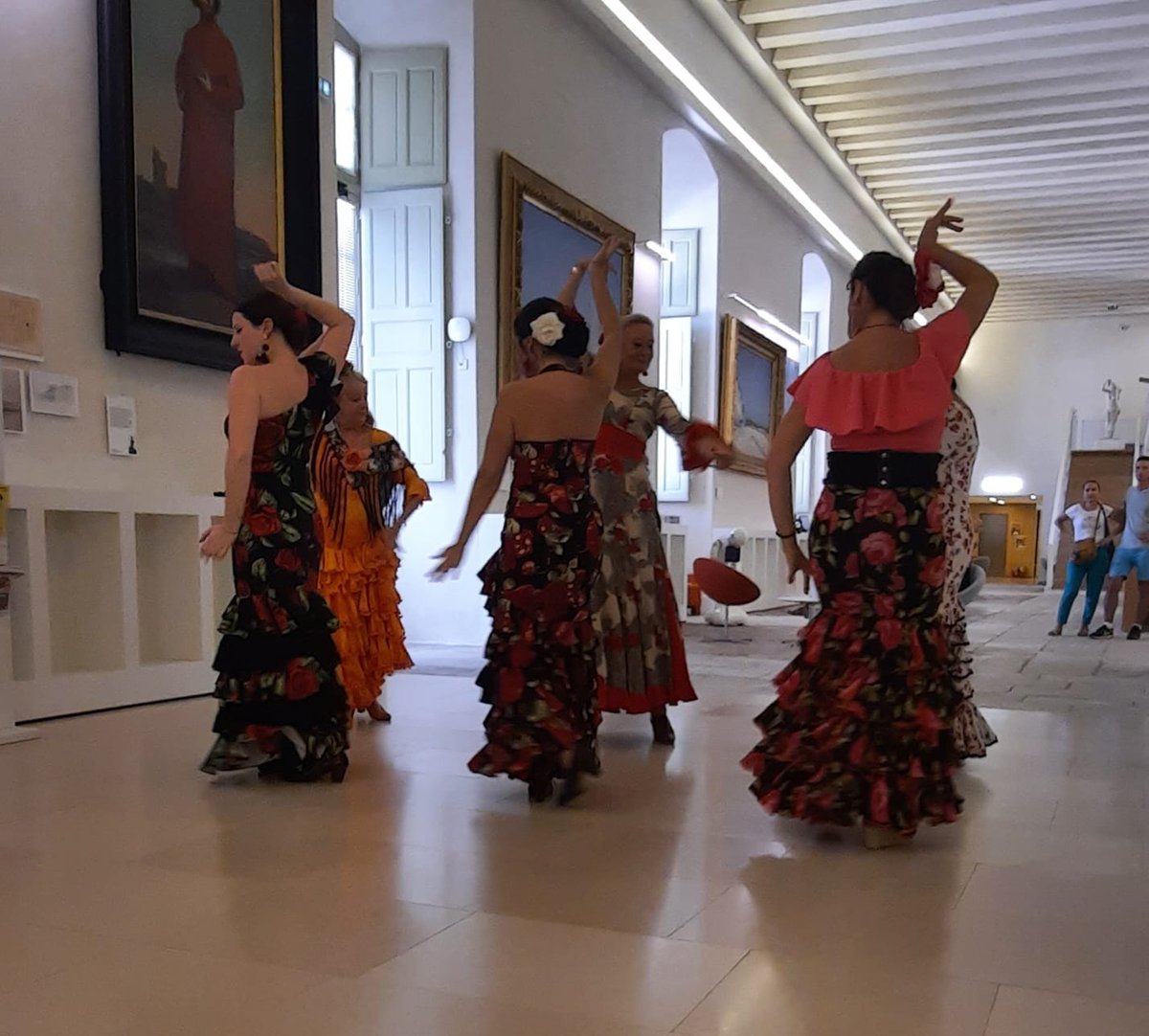 📸 Samedi dernier, lors des "Surprises de l'Inguimbertine", qui se déroulent tous les samedis de l'été à 16h, nous avons accueilli six danseuses sevillanes ! 💃
Un moment hors du commun dans les allées de la bibliothèque 🤩