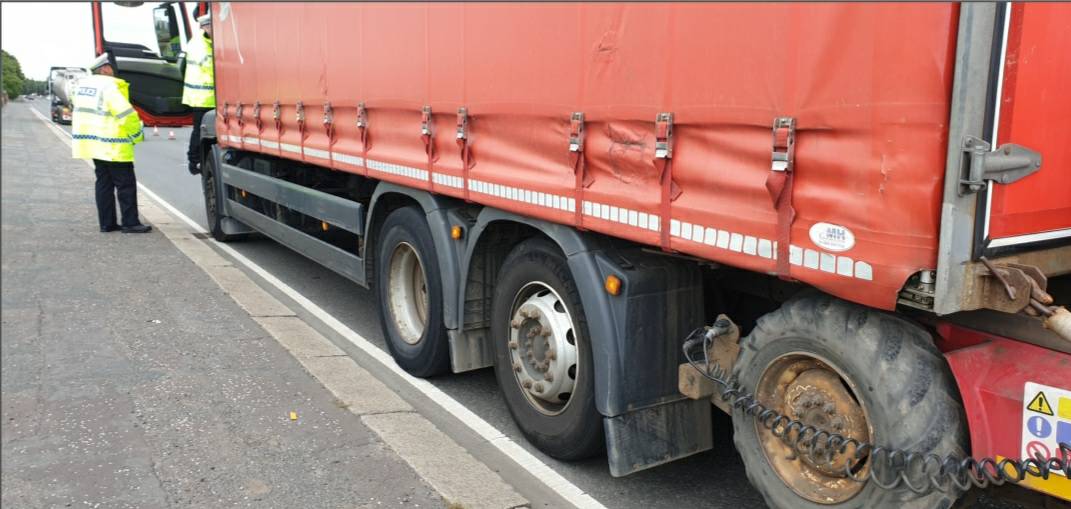 PSOSRoads's tweet photo. Officers from #RPGlasgow  whilst conducting a planned road check in Hillington today arrested a male lorry driver for drug driving as he tested positive for cannabis. A further 4 LGV drivers were reported for driver hours offences as well as 5 defect offences. #drugdriver https://t.co/DBcyUXFfpJ