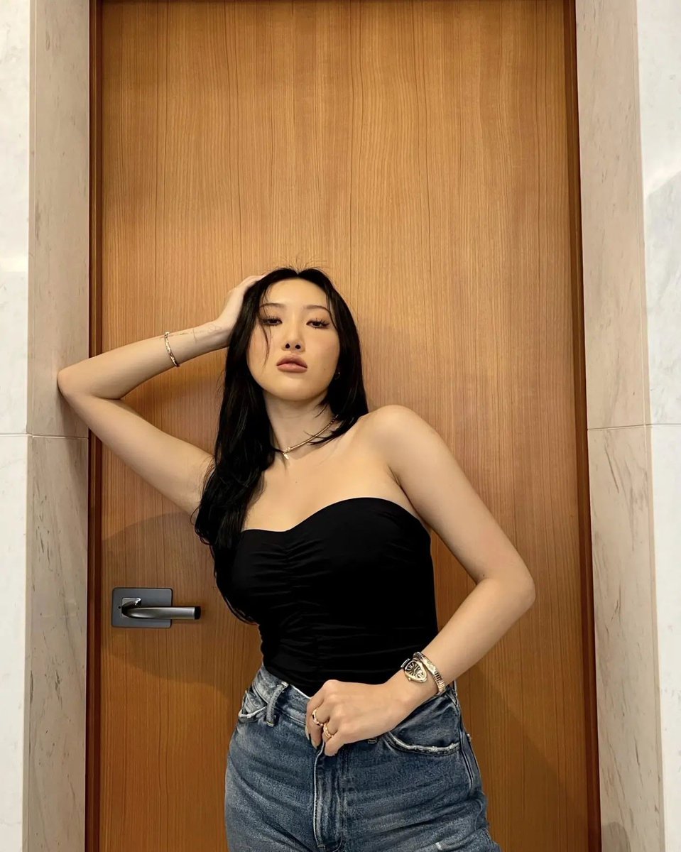 FentyHeadlines's tweet photo. South Korean singer Hwasa of @RBW_MAMAMOO would love to collaborate with Rihanna: "Beyoncé and Rihanna are the artists that I am hoping to collaborate with." Via @Koreaboo. https://t.co/s8fbWETgfs https://t.co/hKXR1PF5Rz