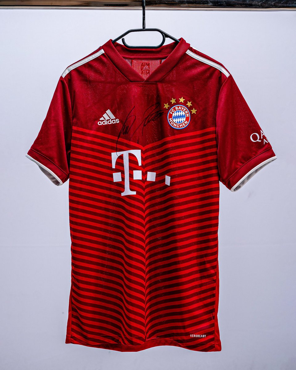 🚨 GIVEAWAY 🚨⁣
⁣
✍️ WIN a signed a FC Bayern shirt by club legend <a href="/lukaspodolski/">lukaspodolski</a>! 👕

All you have to do:⁣
• Follow <a href="/Bundesliga_EN/">Bundesliga English</a> &amp; <a href="/433/">433</a>
• Retweet this tweet⁣
⁣
Winner will be announced July 20th.⁣
⁣
Good luck! 🙏