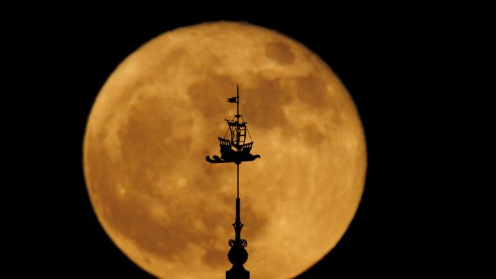 Mediavenir's tweet photo. 🌕 FLASH - Une "Super Lune du tonnerre" sera visible à l’œil nu cette nuit à partir de 22h23. Notre satellite sera au plus près de la Terre et paraîtra beaucoup plus gros qu'à l'ordinaire. (AFP) https://t.co/51HvW0Kg8a