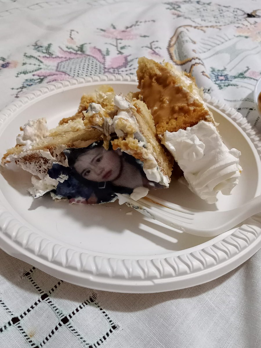 ghostumaidpro's tweet photo. Yo cuando me comí a la chae , ayer en mi cumple kajsj https://t.co/htYPqL03f1