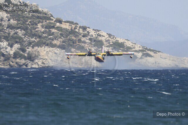 Datça'da çıkan orman yangınına müdahale devam ediyor. Türk Hava Kurumu'na ait TC TKV kuyruk numaralı uçak da Perili Köşk Koyu’ndan gün boyu su alarak Datça Mesudiye’deki yangın söndürme çalışmalarına katıldı. (Fotoğraf : Tolga Adanalı)