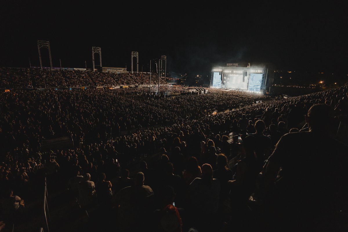 Hot sticky sweet in Hershey, PA last nite…. THANK YOU! 🙏💥

📸: <a href="/RyanSebastyan/">Ryan Sebastyan</a>  

#TheStadiumTour #DefLeppard