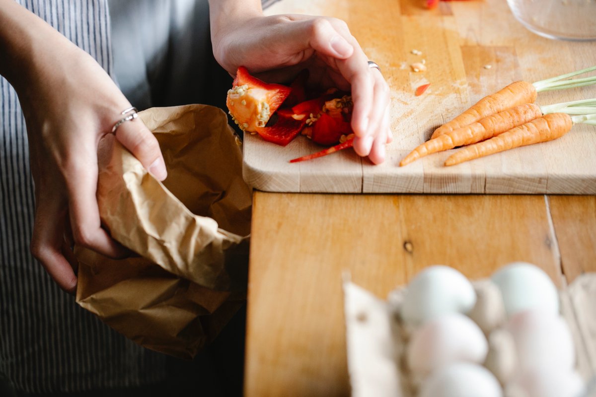 coolfoodpro's tweet photo. Labocéa is helping caterers to reduce food waste! In just 3 weeks, our 5 #CoolFoodPro pilot sites project have enabled :
🍽 2 tonnes of food not wasted 
🎯A saving of 2.8 tonnes of CO2 
💷 £3300 saved

Join Cool Food Pro to learn more! https://t.co/5n9k5edQ37 https://t.co/aARBXneOwc