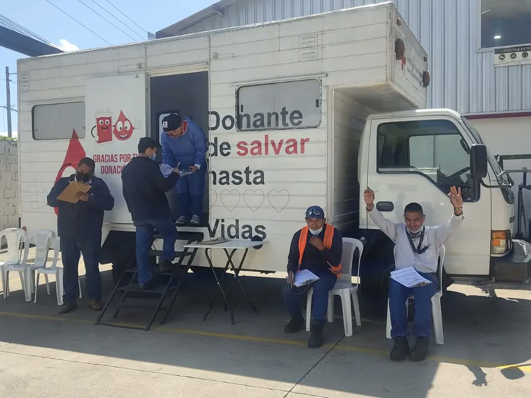 CruzPichincha's tweet photo. iCon tu donación de sangre salvamos vidas 💪🏻❤! Agradecemos a todo el personal de #Metaltronic 🙋🏻‍♂️🙋🏻‍♀️por unirse a nuestra campaña 😌 de donación de sangre que ayudará 🥰 a muchas personas que lo requieran. #CruzRojaPichincha ⛑ https://t.co/FbJZGPGkZx