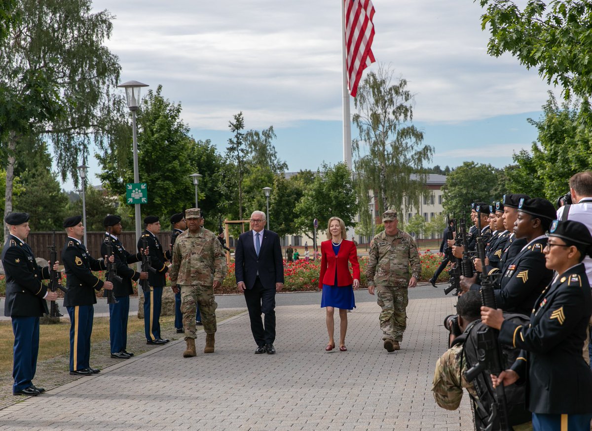 7thATC's tweet image. #Willkommen to #Grafenwoehr #Bundespräsident Frank-Walter #Steinmeier &amp;amp; @USAmbGermany. The @USArmy is proud to support &amp;amp; strengthen the #Transatlantic relationship between #Deutschland &amp;amp; the #USA everyday. #StrongerTogether @1ABCT_3ID #NATO @USAGBavaria @BPrSprecherin