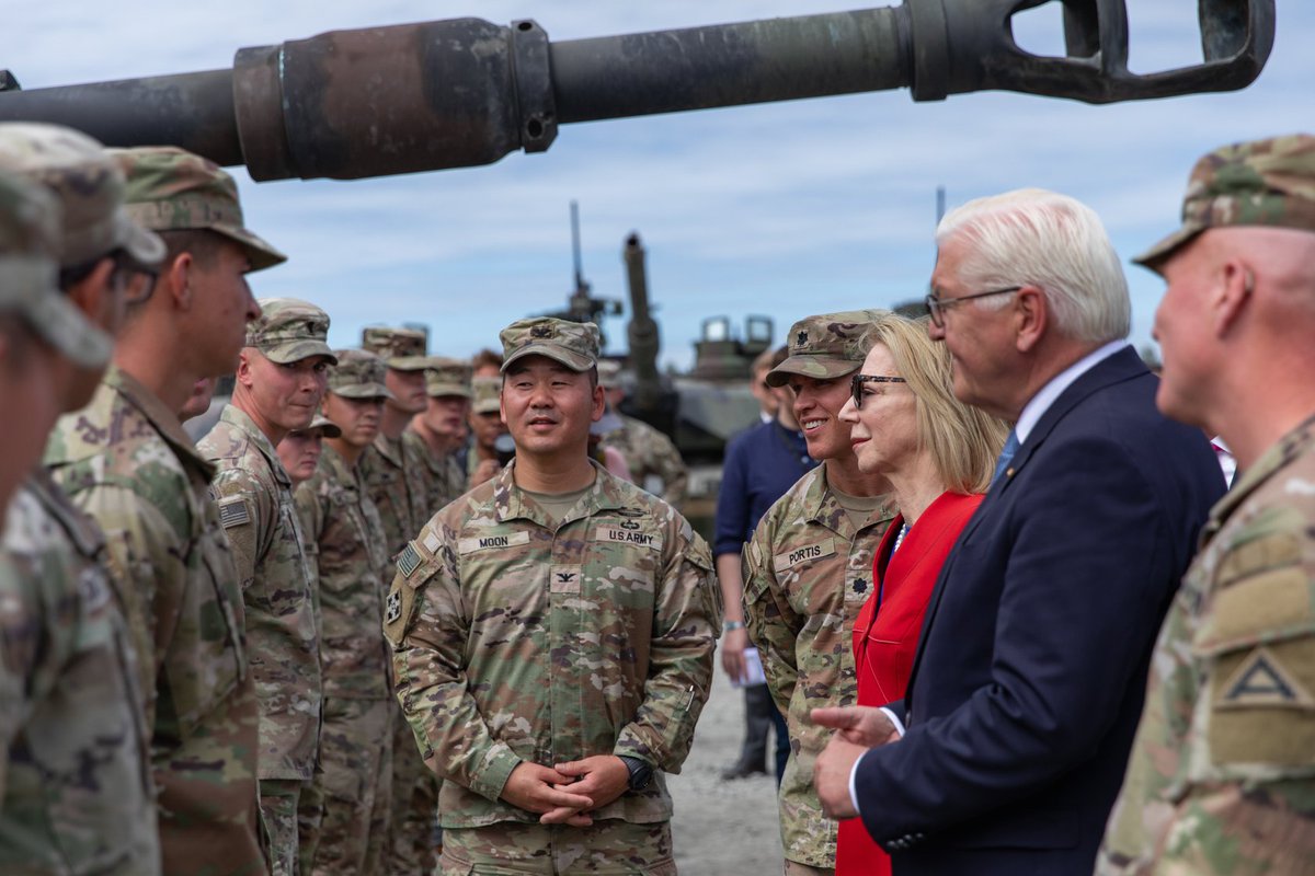 7thATC's tweet image. #Willkommen to #Grafenwoehr #Bundespräsident Frank-Walter #Steinmeier &amp;amp; @USAmbGermany. The @USArmy is proud to support &amp;amp; strengthen the #Transatlantic relationship between #Deutschland &amp;amp; the #USA everyday. #StrongerTogether @1ABCT_3ID #NATO @USAGBavaria @BPrSprecherin