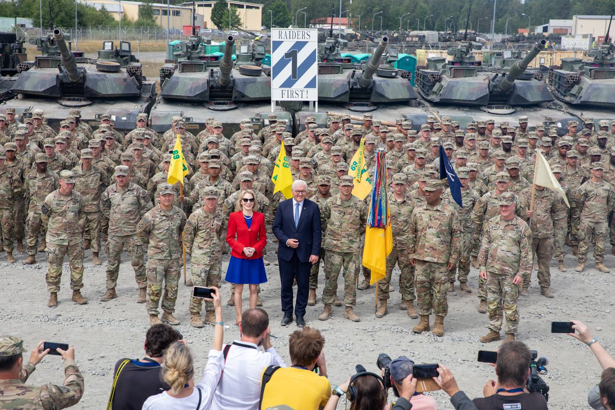 7thATC's tweet image. #Willkommen to #Grafenwoehr #Bundespräsident Frank-Walter #Steinmeier &amp;amp; @USAmbGermany. The @USArmy is proud to support &amp;amp; strengthen the #Transatlantic relationship between #Deutschland &amp;amp; the #USA everyday. #StrongerTogether @1ABCT_3ID #NATO @USAGBavaria @BPrSprecherin