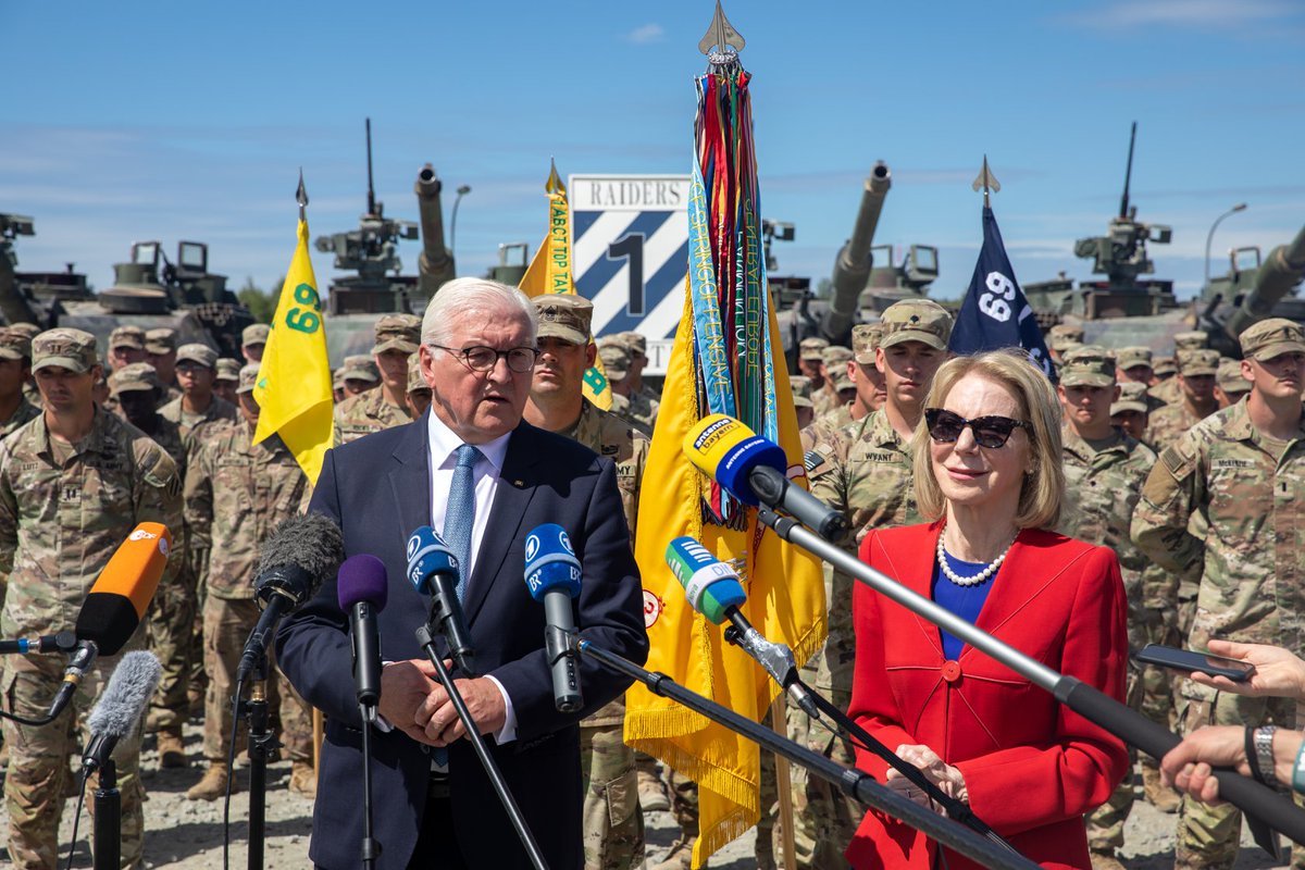 7thATC's tweet image. #Willkommen to #Grafenwoehr #Bundespräsident Frank-Walter #Steinmeier &amp;amp; @USAmbGermany. The @USArmy is proud to support &amp;amp; strengthen the #Transatlantic relationship between #Deutschland &amp;amp; the #USA everyday. #StrongerTogether @1ABCT_3ID #NATO @USAGBavaria @BPrSprecherin