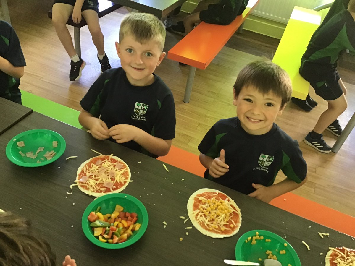 laceygreenpa's tweet image. Year 2 have loved making healthy pizzas today as part of our Science topic🍕#LGPASCIENCE