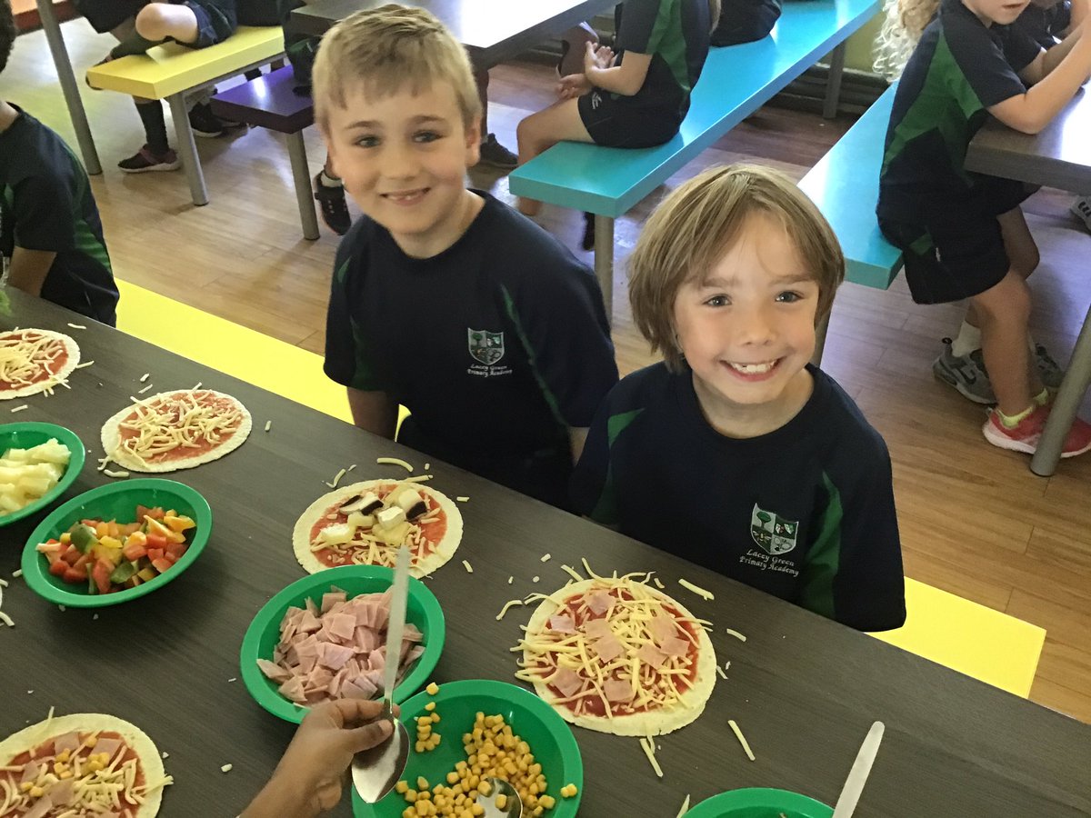 laceygreenpa's tweet image. Year 2 have loved making healthy pizzas today as part of our Science topic🍕#LGPASCIENCE