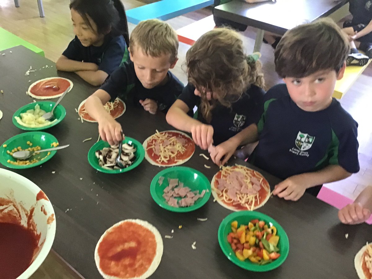 laceygreenpa's tweet image. Year 2 have loved making healthy pizzas today as part of our Science topic🍕#LGPASCIENCE
