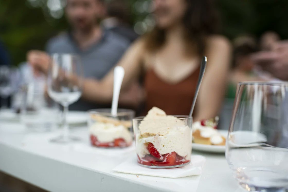 𝙇'𝙞𝙢𝙖𝙜𝙚 𝙙𝙪 𝙟𝙤𝙪𝙧 : les fraises <a href="/FRUITSROUGES_CO/">FRUITS ROUGES & CO</a> en tenue de gala !🍓😎
Ce dessert est un Eton Mess, proposé par le chef Alexis REVIDAT lors de la soirée "Les Belles Assiettes" organisée par <a href="/LaTableeChefsFr/">La Tablée des Chefs France</a> le 17 juin dernier.
📸Corinne Jamet