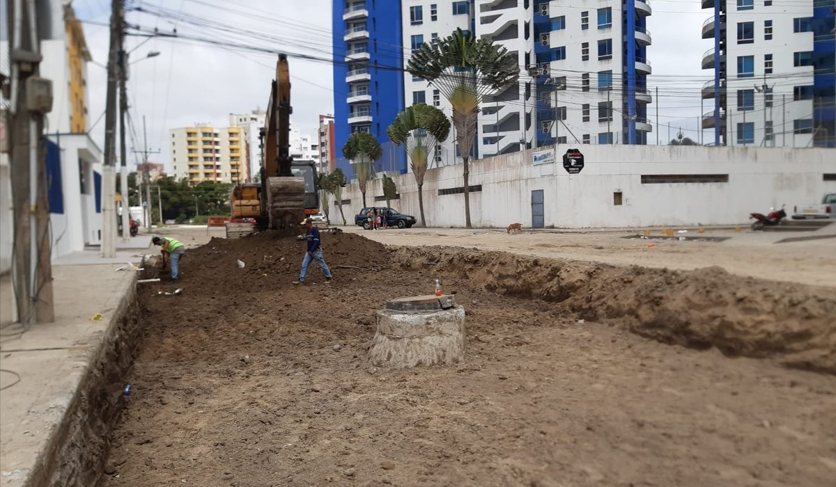 MuniAtacames's tweet photo. Los proyectos en obra pública siguen su marcha, maquinaria y operadores activados en #HuertosFamiliares en #Tonsupa, cumpliendo una de las obras emblemáticas, construcción de alcantarillado sanitario, otro sector favorecido es #Cabaplan
#LaObraNoPara
#AtacamesCrece https://t.co/pUStUMXqLE