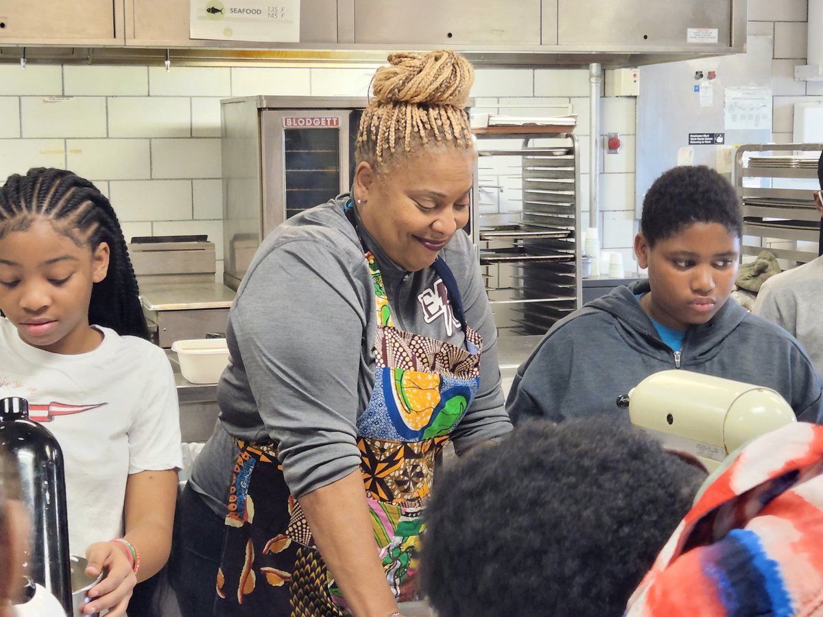 RCSDNYS's tweet image. Making cookies and connections at @EdisonTechRCSD&apos;s CTE camp with @LCMLessons! 

#NationalSummerLearningWeek