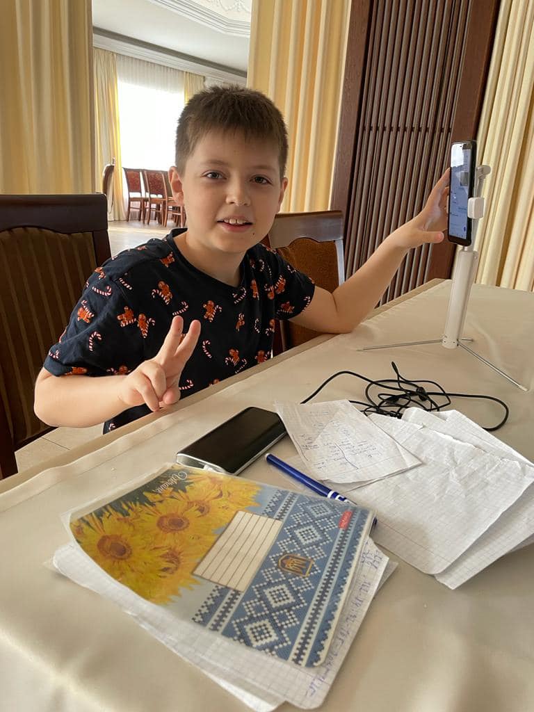 Ukraine_H_Hub's tweet photo. Ross, a Ukrainian child doing his homework despite everything going on in his  country.

At 9 years old, he has already seen his country under threat. By donating to UHH, you can help send supplies to people like Ross, giving them a better chance of succeeding in life.
#Ukraine https://t.co/nH1FTB8lpO