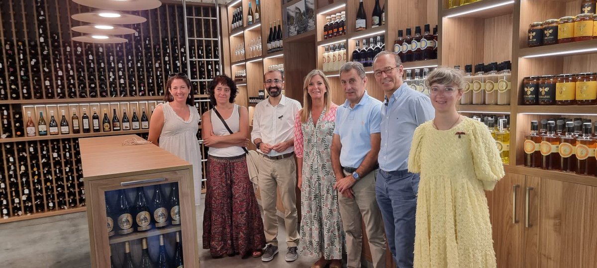 🍷La viceconsejera de Turismo, Graciela Blanco, ha acudido, junto con el alcalde de #CangasDelNarcea, <a href="/josevicrofer/">JoséVíctor Rodríguez</a>, a la inauguración de la tienda de #enoturismo de <a href="/bodegacorias/">Bodega Monasterio de Corias</a>