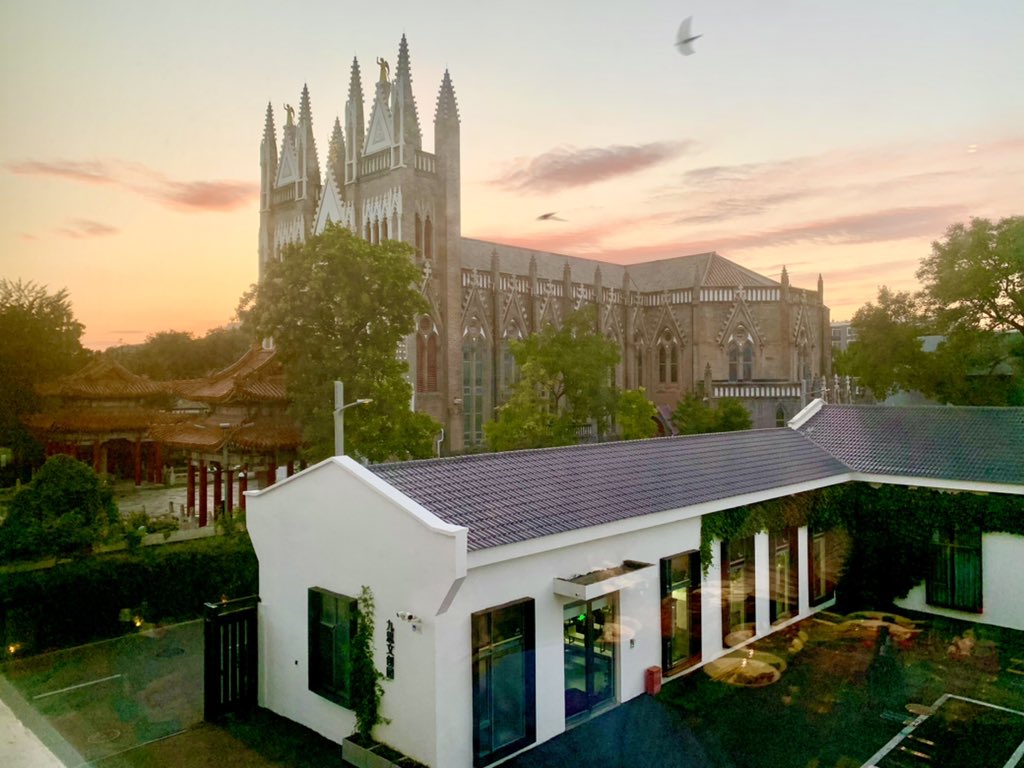 jseng's tweet image. Look at what’s in the sky …