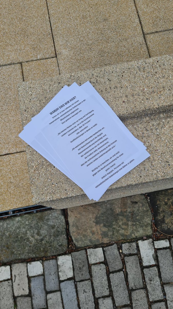 ZIVD_eV's tweet photo. Junge Aktivisten verteilen vor der Tür Info Flyer über Tellkamp!
Ihr Mut ist was #Dresden braucht
#dd1307 https://t.co/K7vYLg8Ecf