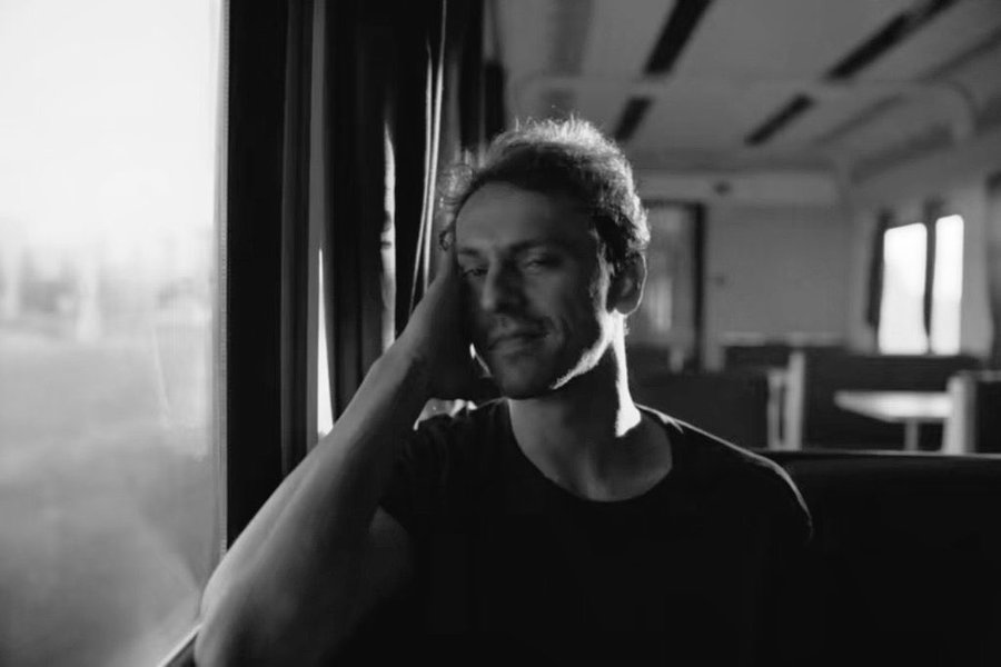 "Hayatta bir şeyi o kadar çok istemek iyi değil biliyor musun? Hayatı ondan ibaret sanıyorsun sonra..”

 (Yarına Tek Bilet)