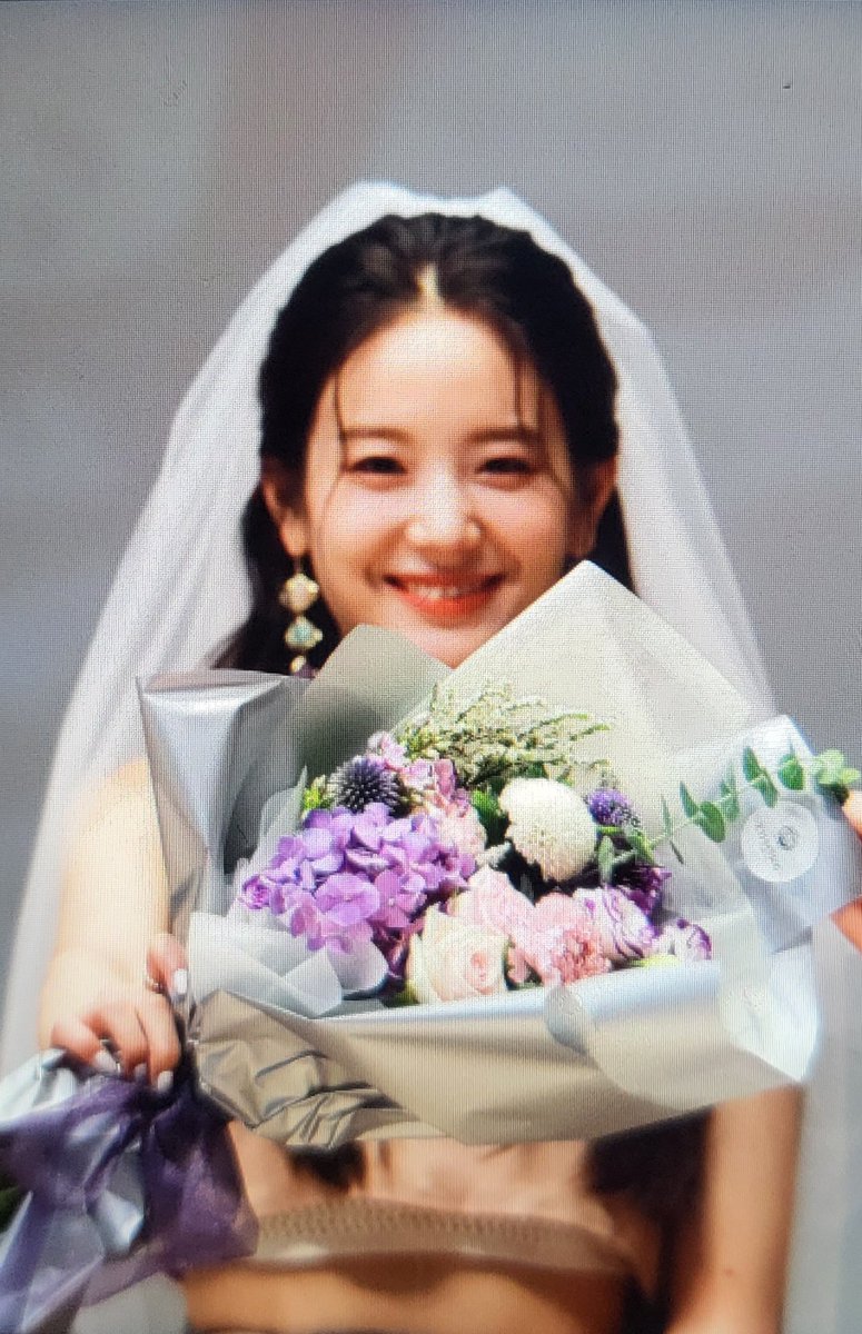 CLEMENTINE_1227's tweet photo. 220713 팬사인회 Preview

will you marry me? 👰‍♀️💐

#fromis_9       #프로미스나인      
#장규리 #규리 #JangGyuRi #Gyuri https://t.co/oS83QXZ6Fu