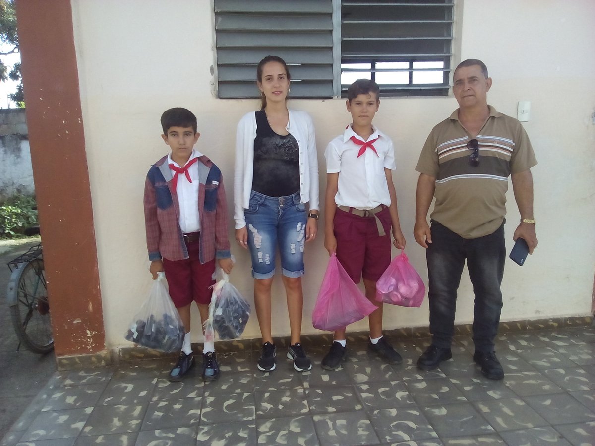 rocioarcesuare2's tweet photo. En nuestro centro aportamos materia prima reciclable, no solo porque ayuda a la descontaminación del medio ambiente, sino porque contribuye a potenciar programas priorizados, es fuente de sustitución de importaciones y también de exportaciones. #Cuba #educadoresplaceteños #VC https://t.co/SHMY8VpnFp