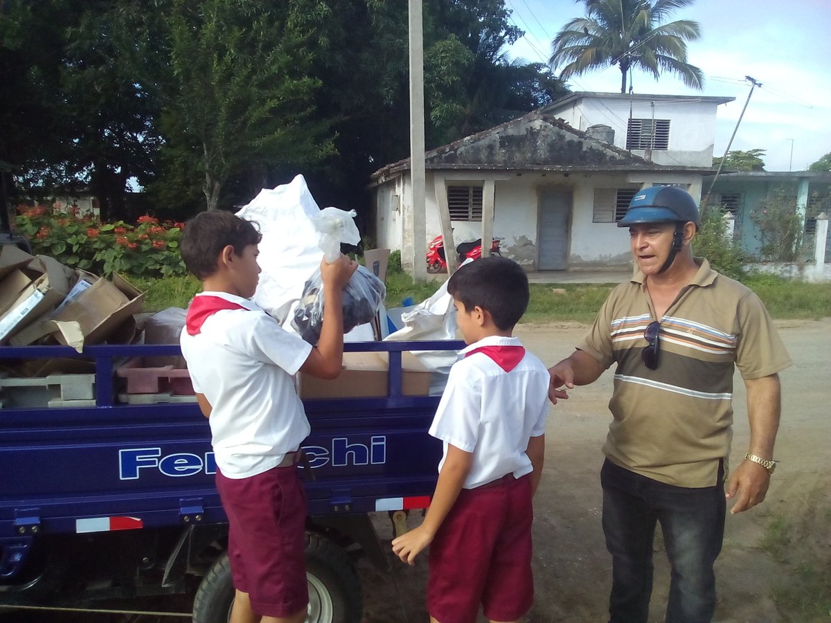 rocioarcesuare2's tweet photo. En nuestro centro aportamos materia prima reciclable, no solo porque ayuda a la descontaminación del medio ambiente, sino porque contribuye a potenciar programas priorizados, es fuente de sustitución de importaciones y también de exportaciones. #Cuba #educadoresplaceteños #VC https://t.co/SHMY8VpnFp