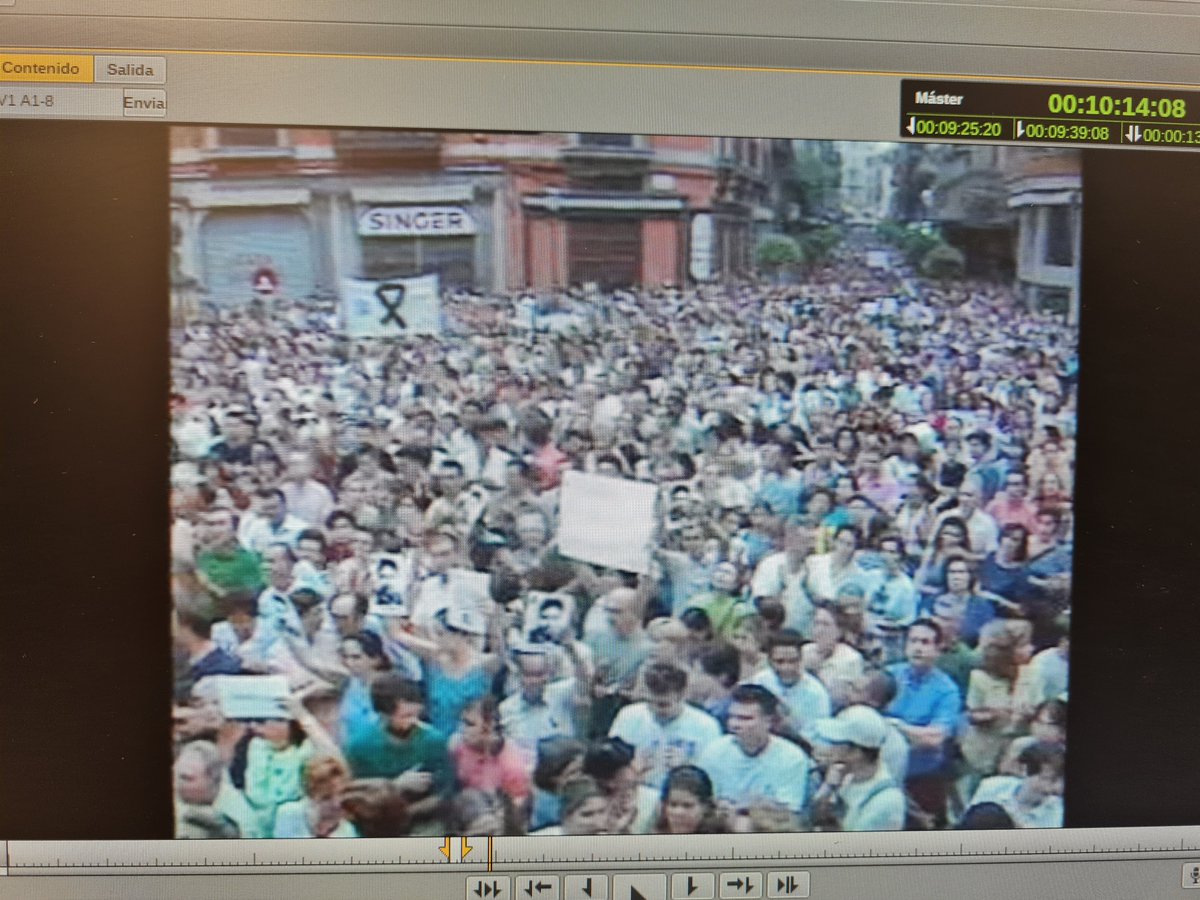 mateuramonell's tweet photo. Un jove periodista va llegir un manifest unitari després de l'assassinat de Miguel Ángel Blanco. La plaça de Cort es va omplir de milers de mallorquins. https://t.co/VK5K2nPXKz
