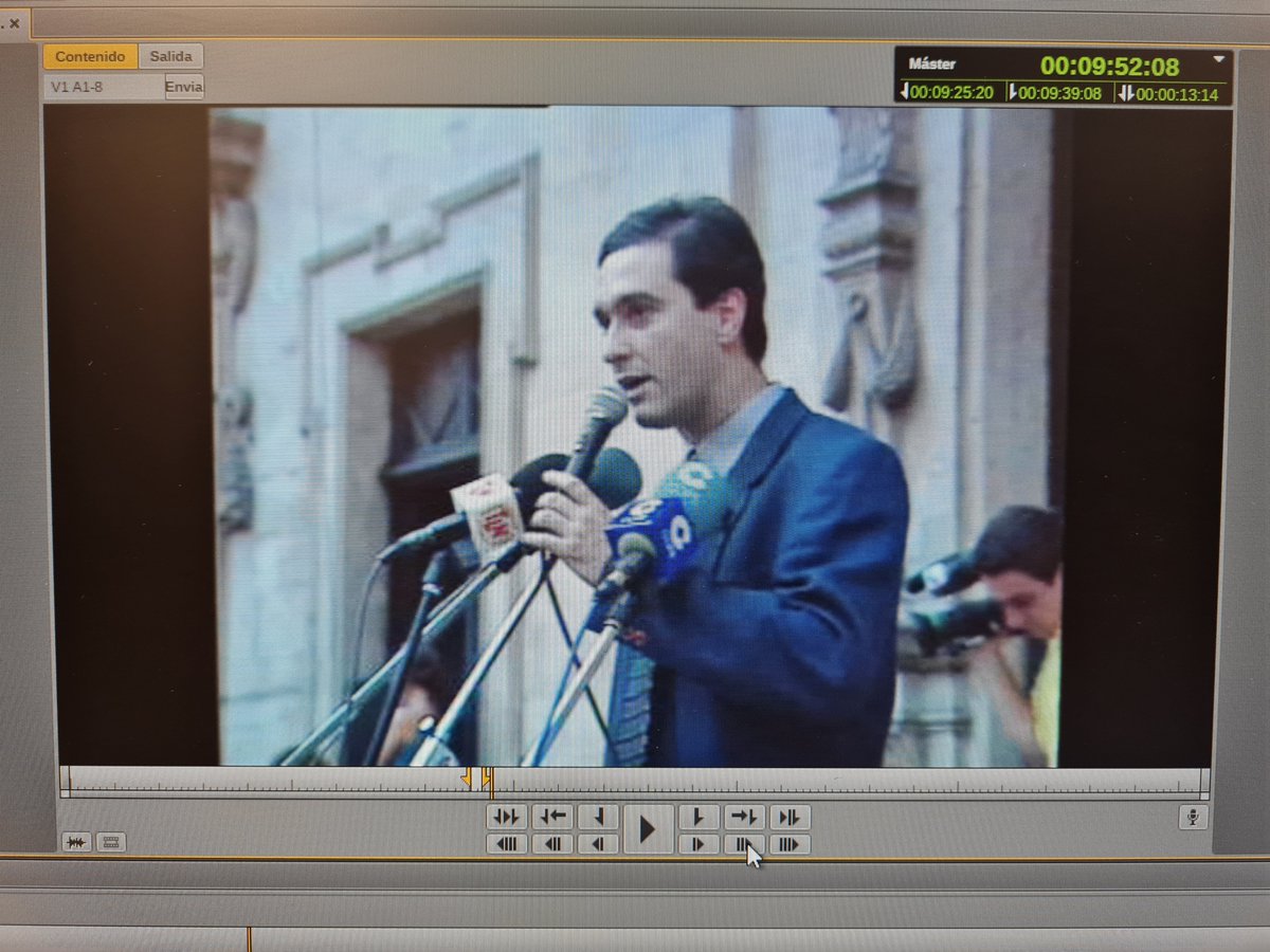 mateuramonell's tweet photo. Un jove periodista va llegir un manifest unitari després de l'assassinat de Miguel Ángel Blanco. La plaça de Cort es va omplir de milers de mallorquins. https://t.co/VK5K2nPXKz