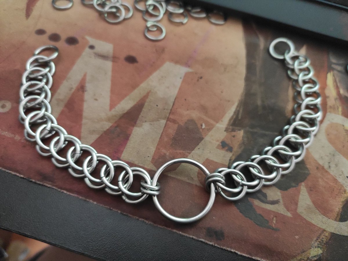 MaylleArts's tweet photo. in the creation process... 💜
#chainmail #chocker #necklace #art #artontwitter https://t.co/9auCHeNM8k