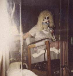 CrimesReais's tweet photo. O Serial Killer que se vestia com roupas femininas, máscaras de rostos maquiados e posava para fotos imitando suas vítimas mortas: BTK. https://t.co/NX5JgIZMj2