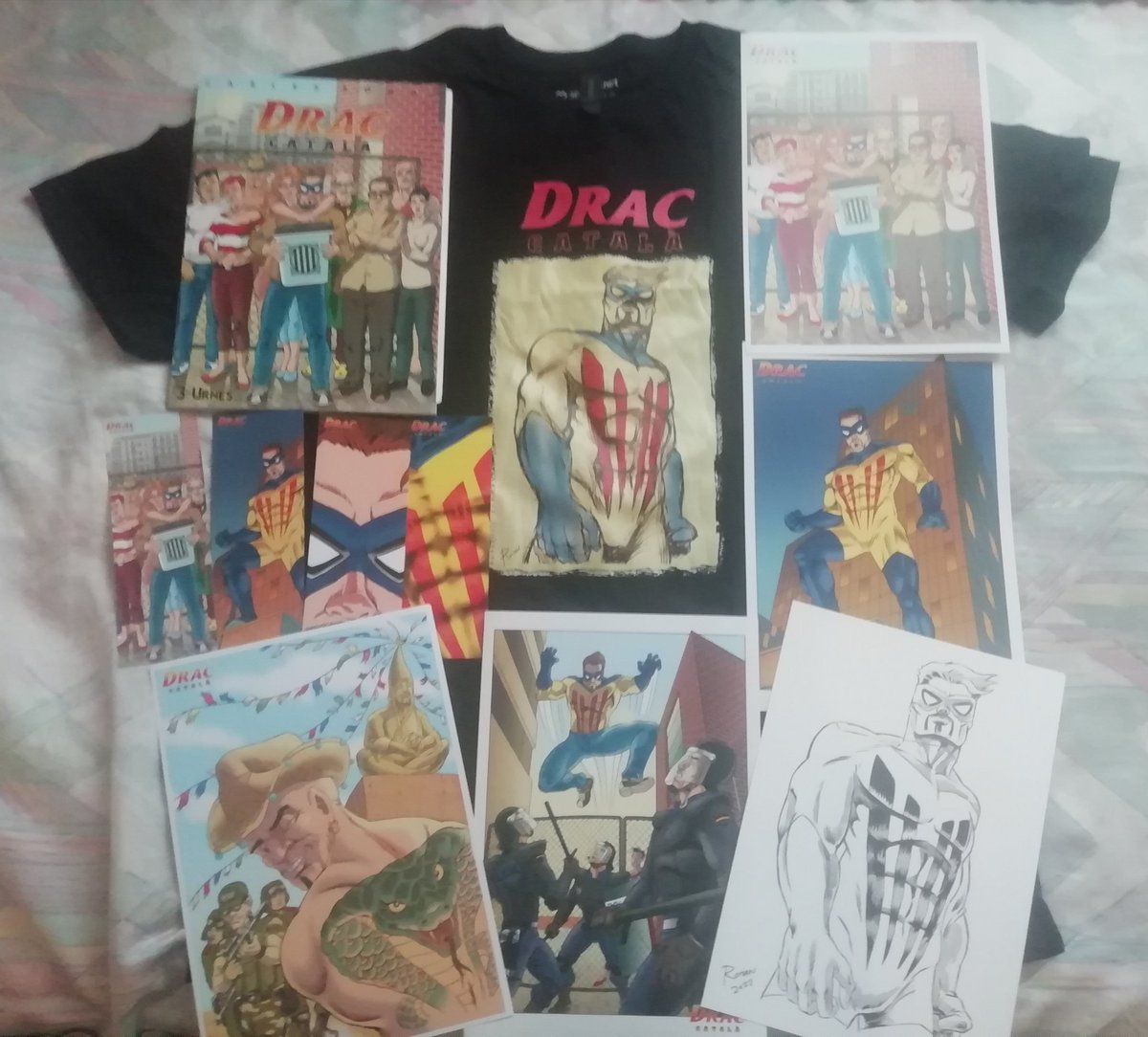 Llop_Segarrenc's tweet photo. Ja m'han arribat les recompenses de la campanya a @verkamiCAT del tercer #DracCatalà: #Urnes. El còmic el tinc des del #40comicBCN. La samarreta fa molt de goig. Gràcies @DraccatRoman!!! #CòmicEnCatalà https://t.co/YTwJbAct1w