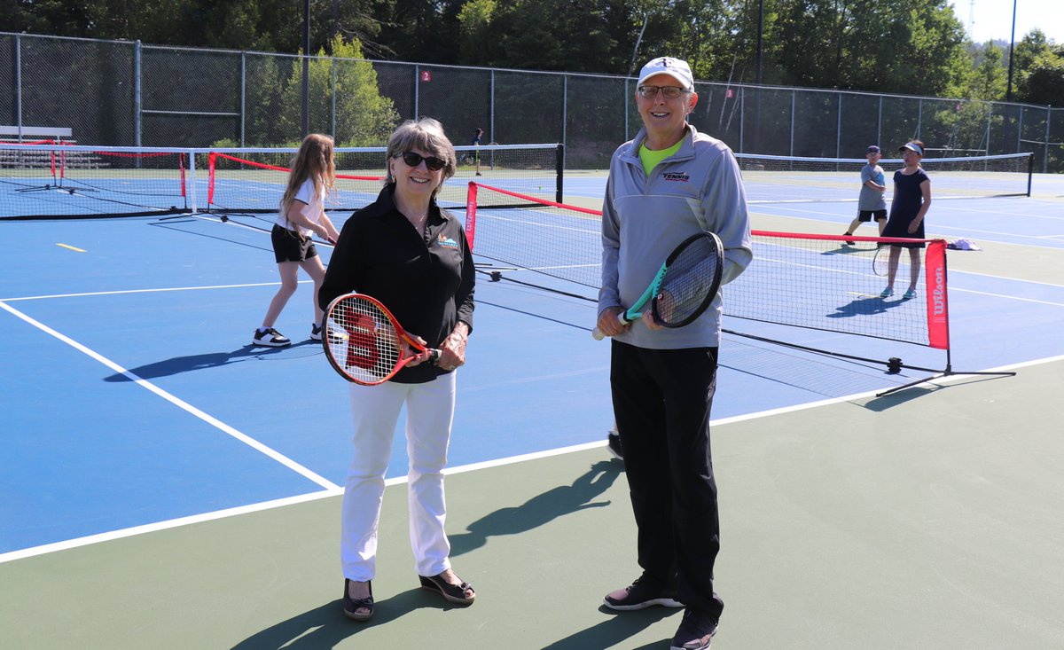 Quispamsisqplex's tweet photo. Tennis, anyone? The newly-refurbished tennis courts @Quispamsisqplex are now open. @Quispamsis Mayor Libby O'Hara celebrated the project's completion with Community Tennis Club president Dana Brown and some of the club's younger players and instructors. https://t.co/iGkNQv3Mtw